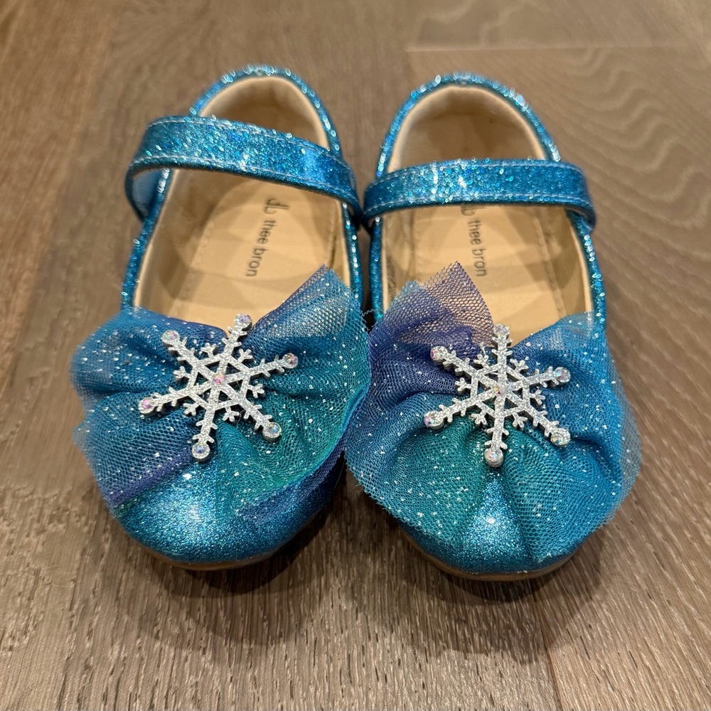 Girls Thee Bron Snowflake Mary Jane flats. Size:10. Gently Used.